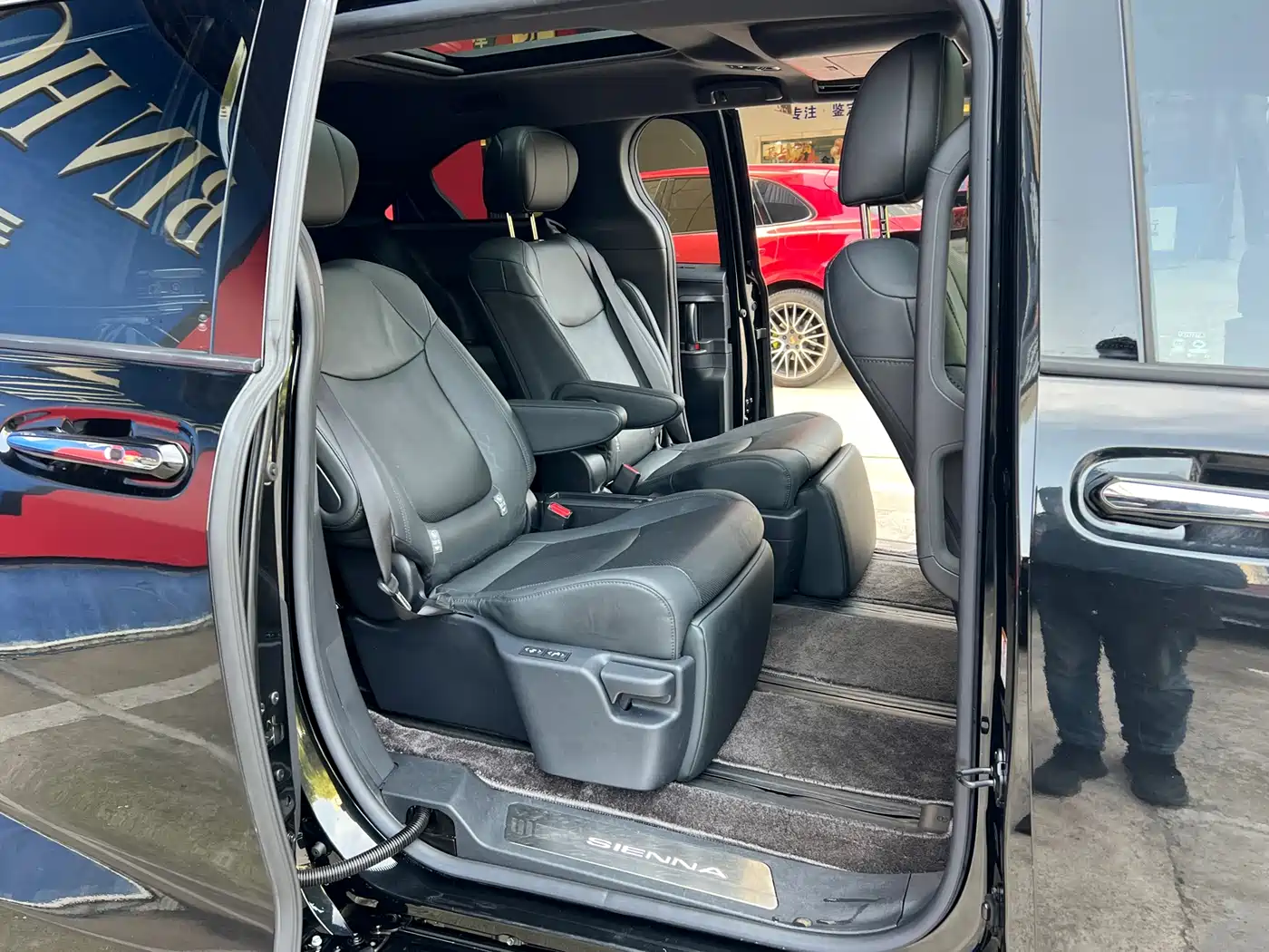 Toyota Sienna 2023 2.5L Hybrid Platinum Edition фото 31