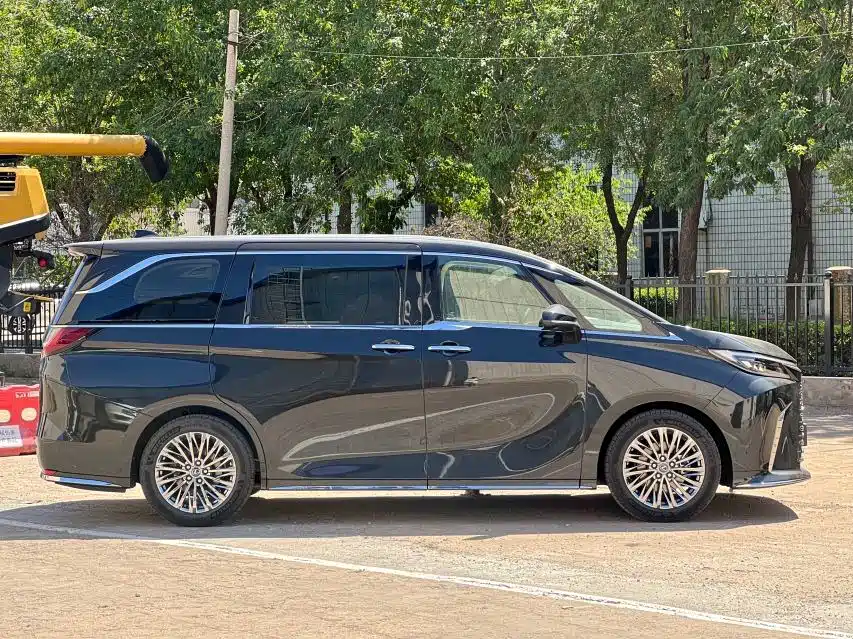 Lexus LM 2025 Model 350h Seven-Seater Elegance Edition фото 3