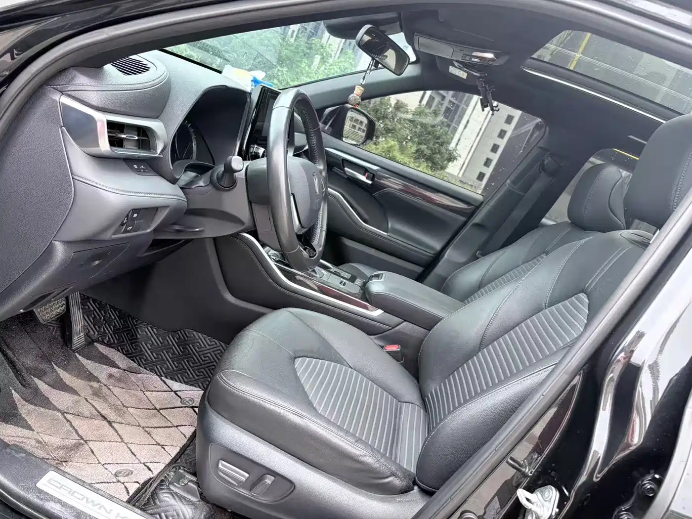 Photo 5 - Toyota Crown Kluger