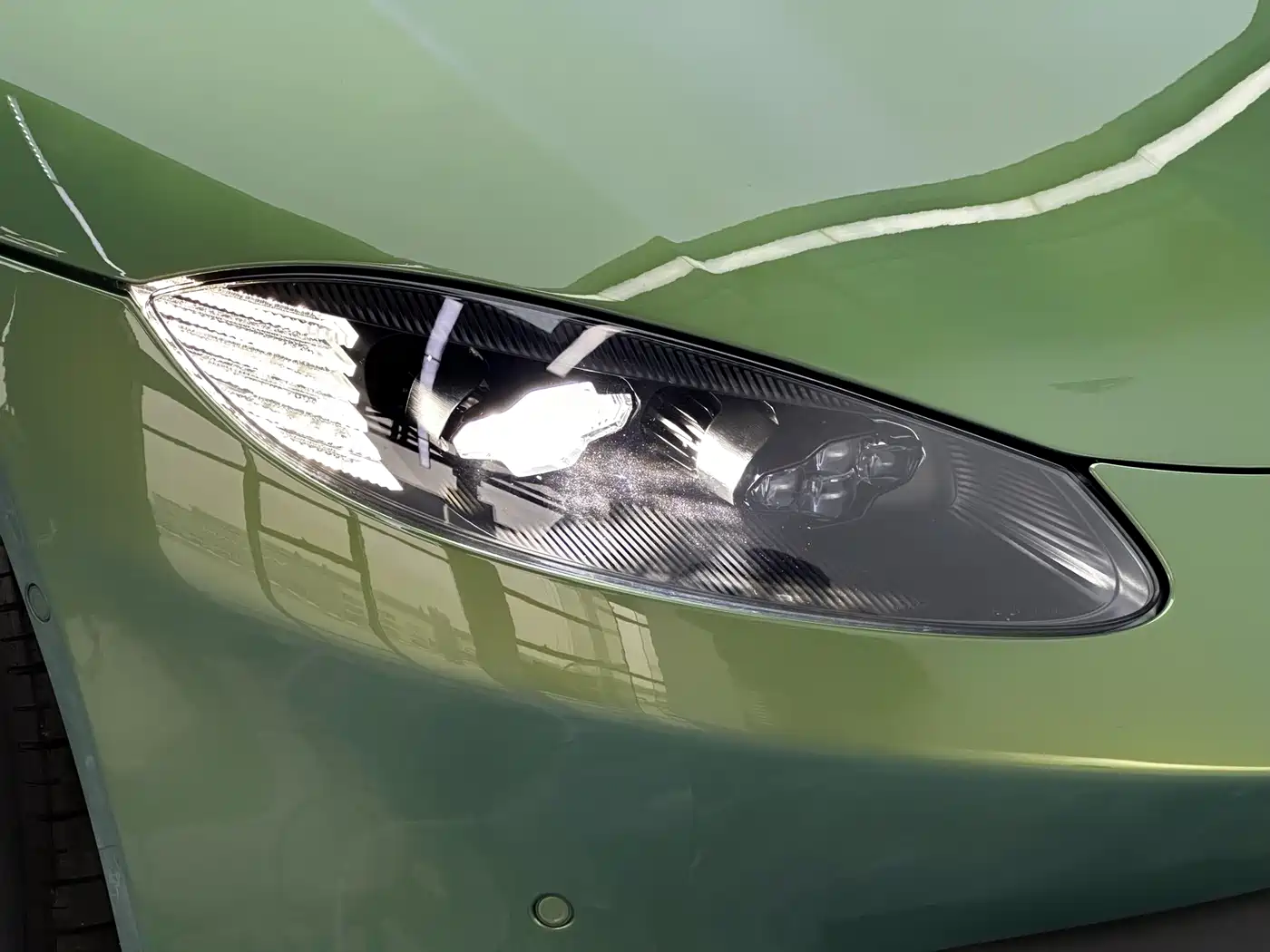 ASTON MARTIN V8 VANTAGE