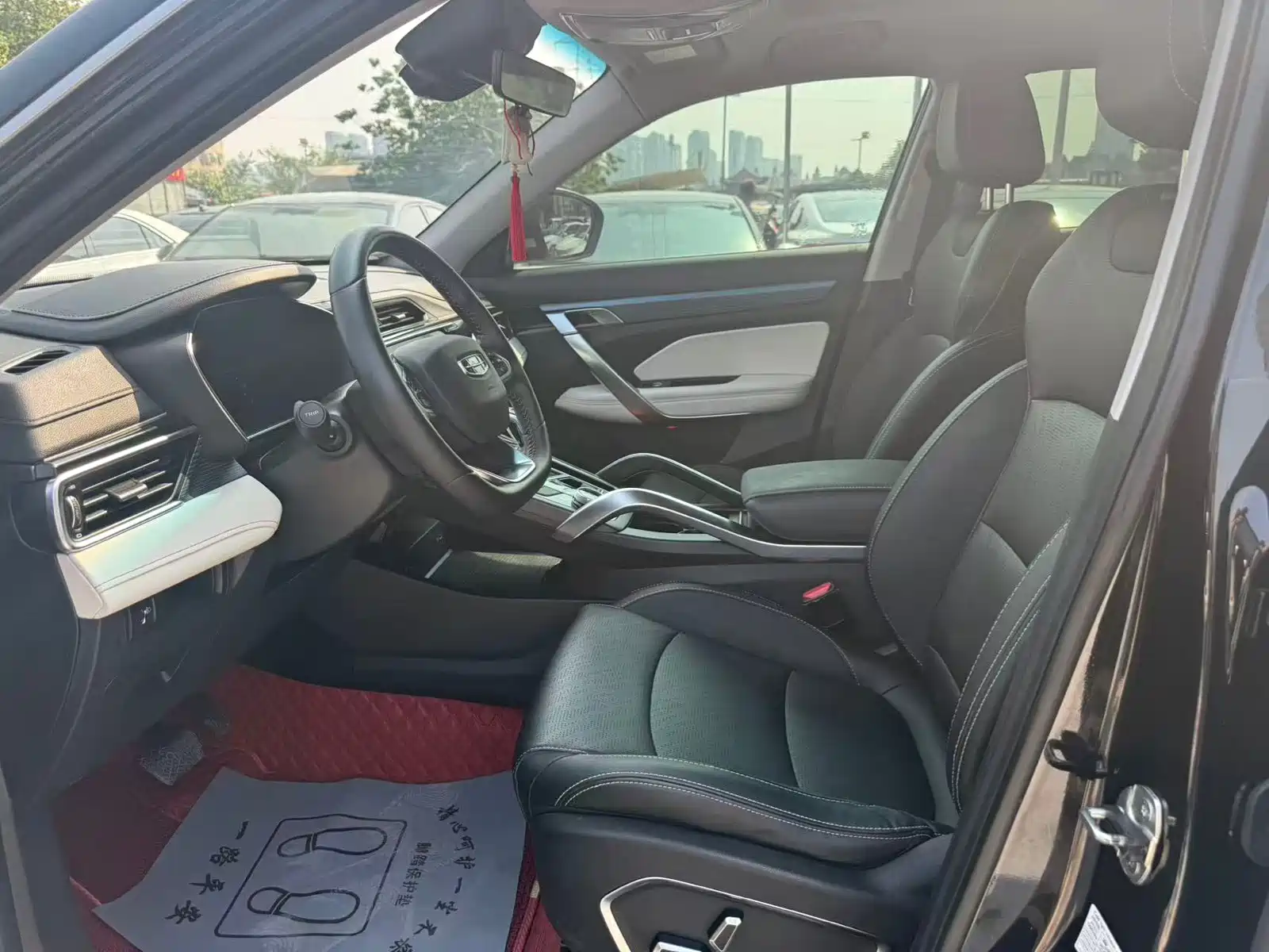 Photo 4 - Geely Atlas