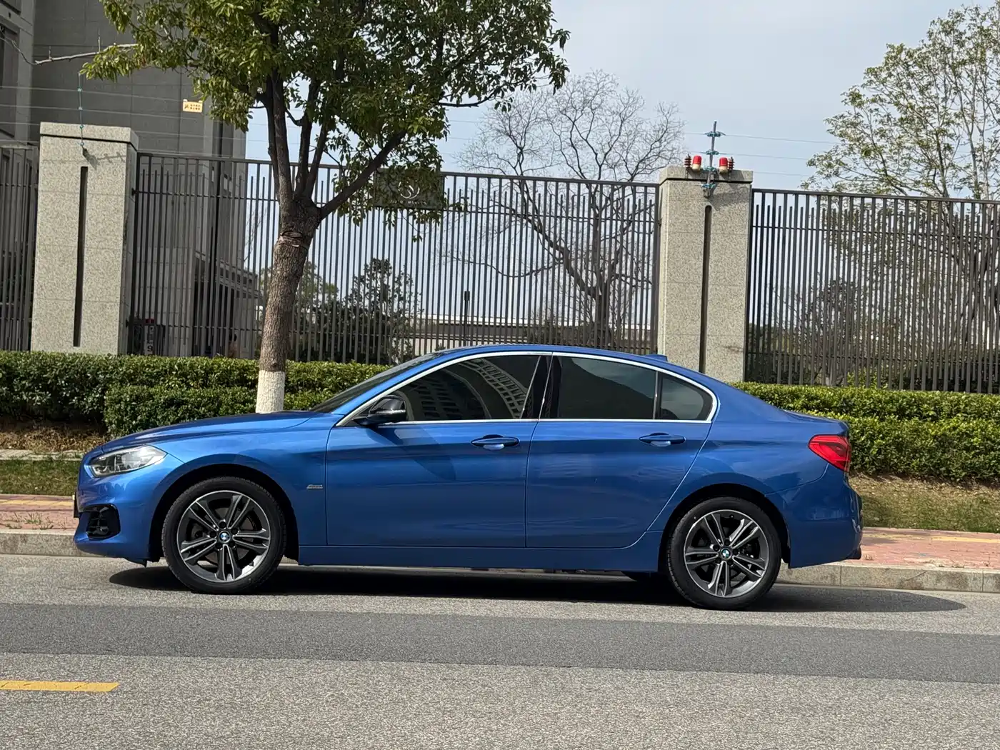 BMW 1 Series 2018 118i Sport Edition фото 3