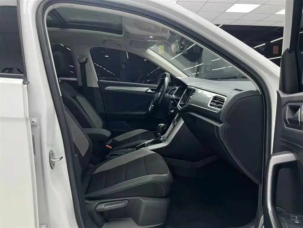 Фото 10 - Volkswagen T-ROC