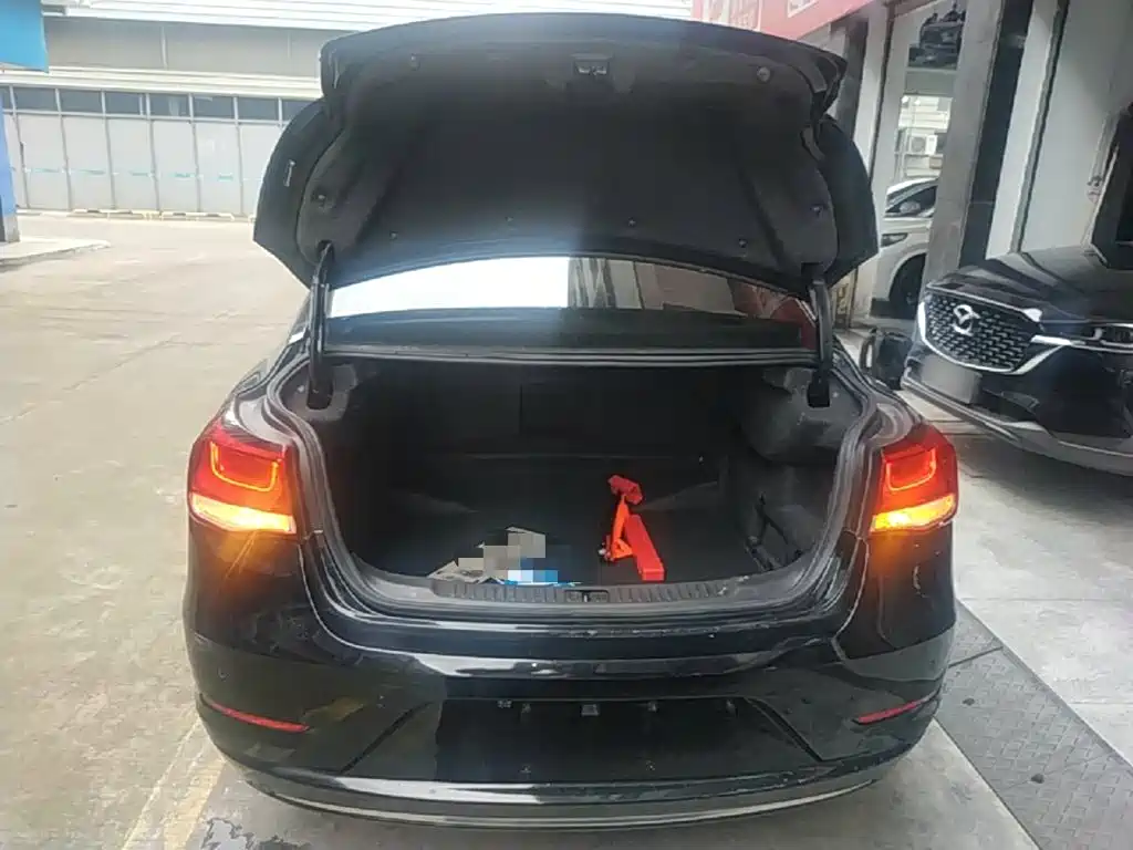 Photo 19 - Chevrolet Malibu