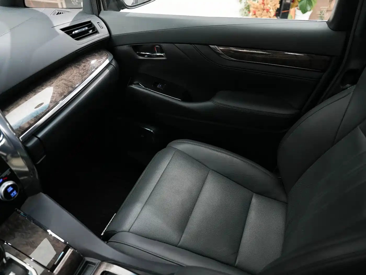 Toyota Alphard 2021 Hybrid 2.5L Ultimate фото 10