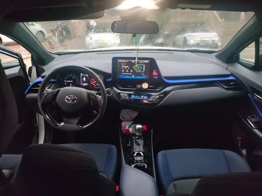 Фото 13 - Toyota C-HR