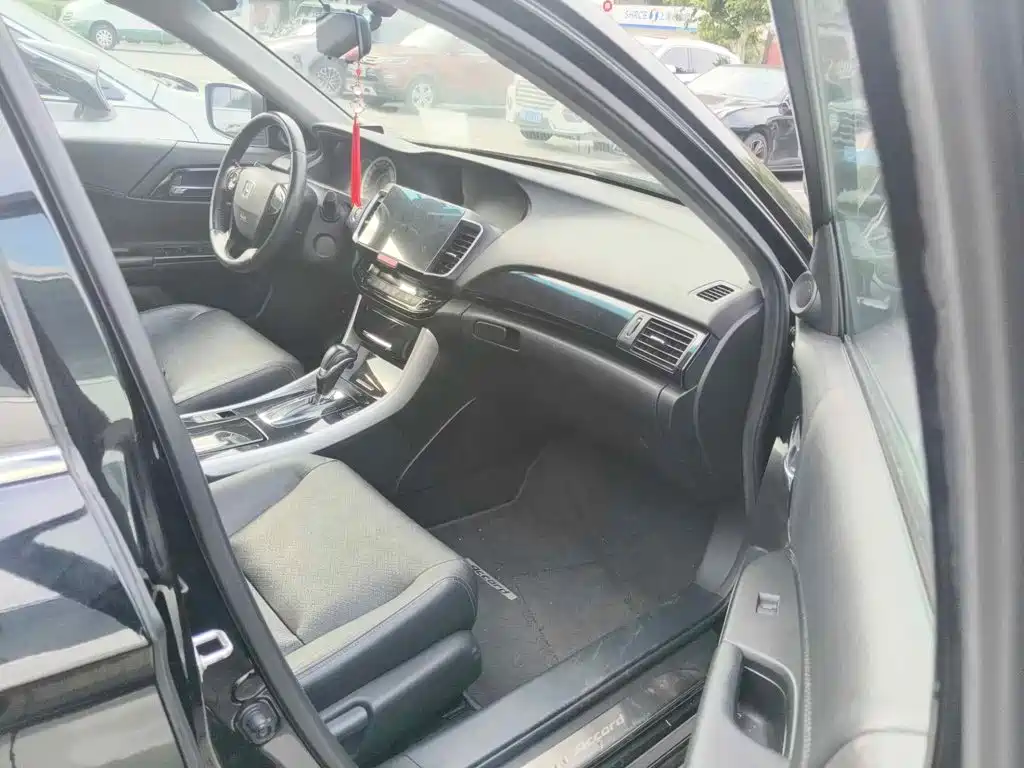 Фото 13 - Honda Accord