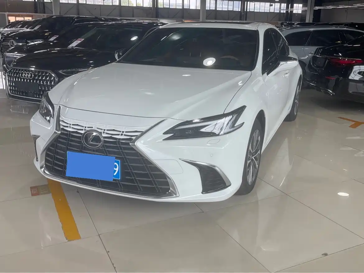 Lexus ES 2026 2025 200 Ultimate Edition