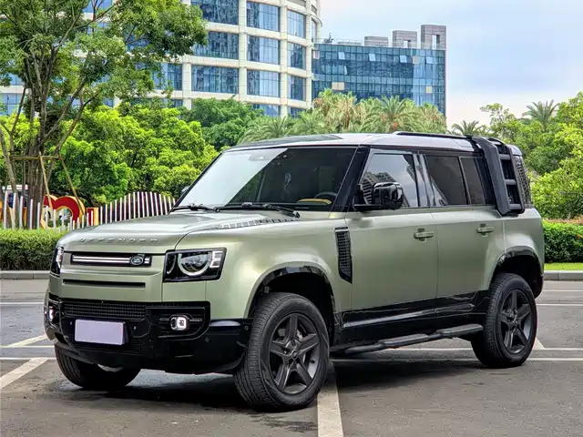 Land Rover Defender 2024