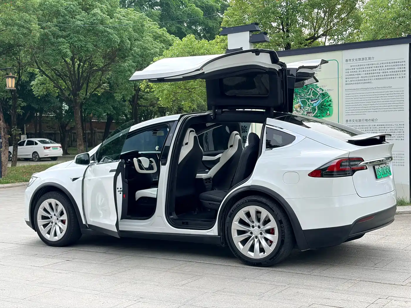 TESLA MODEL X