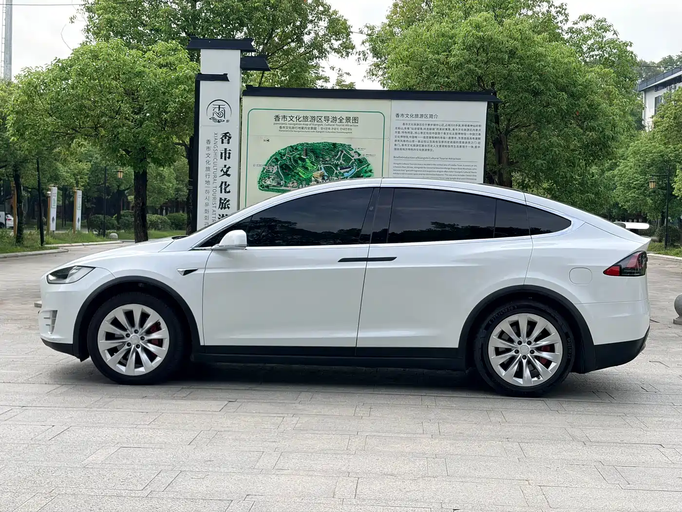TESLA MODEL X