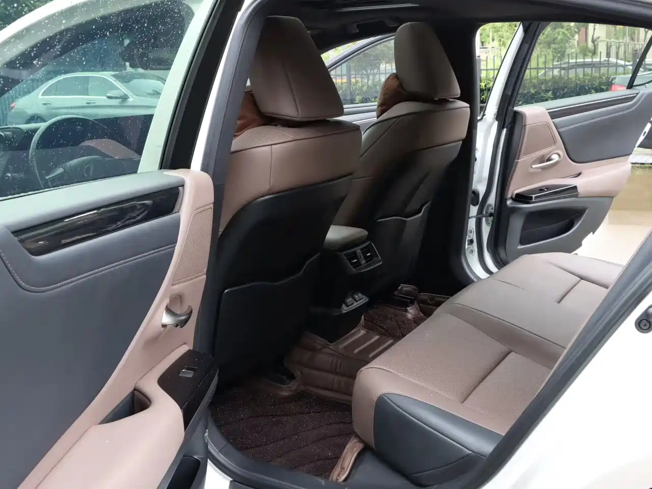 Фото 7 - Lexus ES