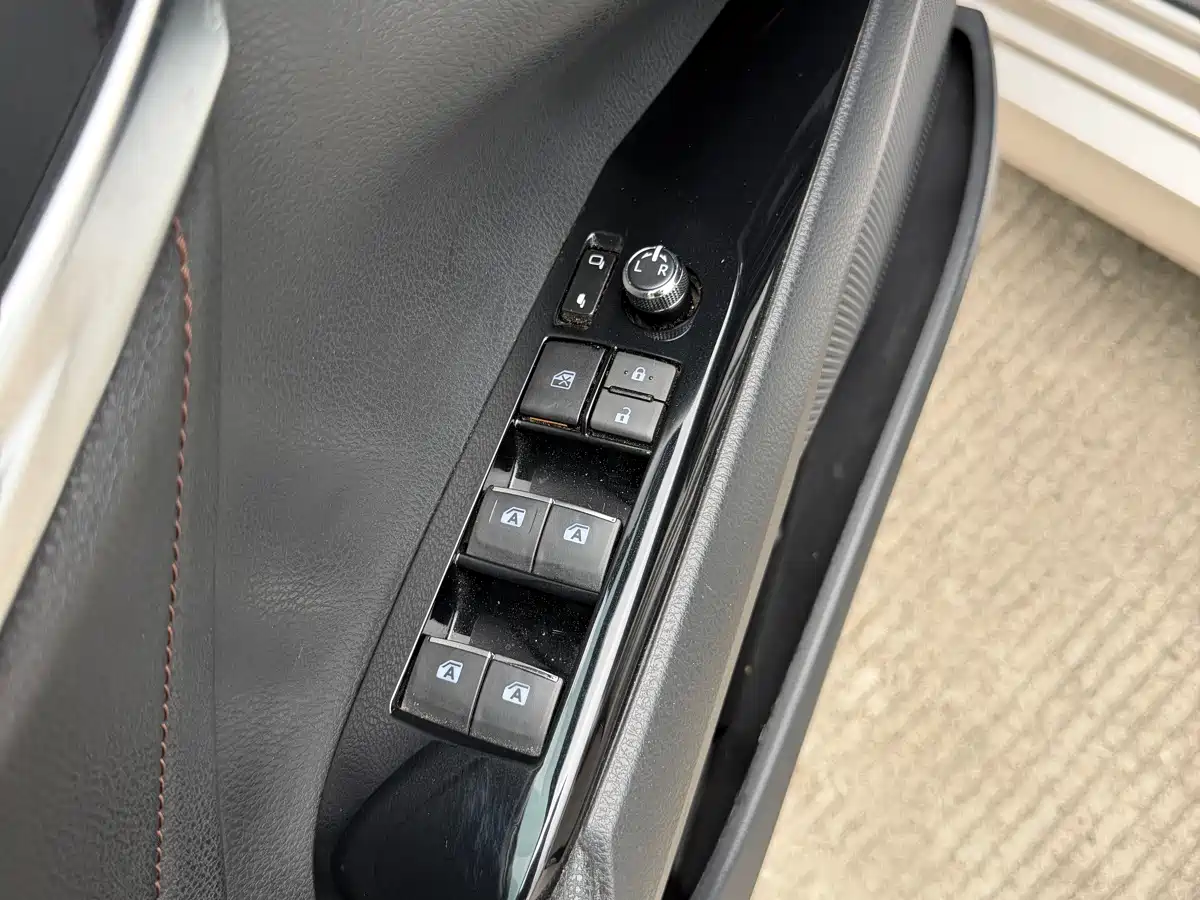 Toyota Camry 2018 Hybrid 2.5HG Luxury Edition фото 16