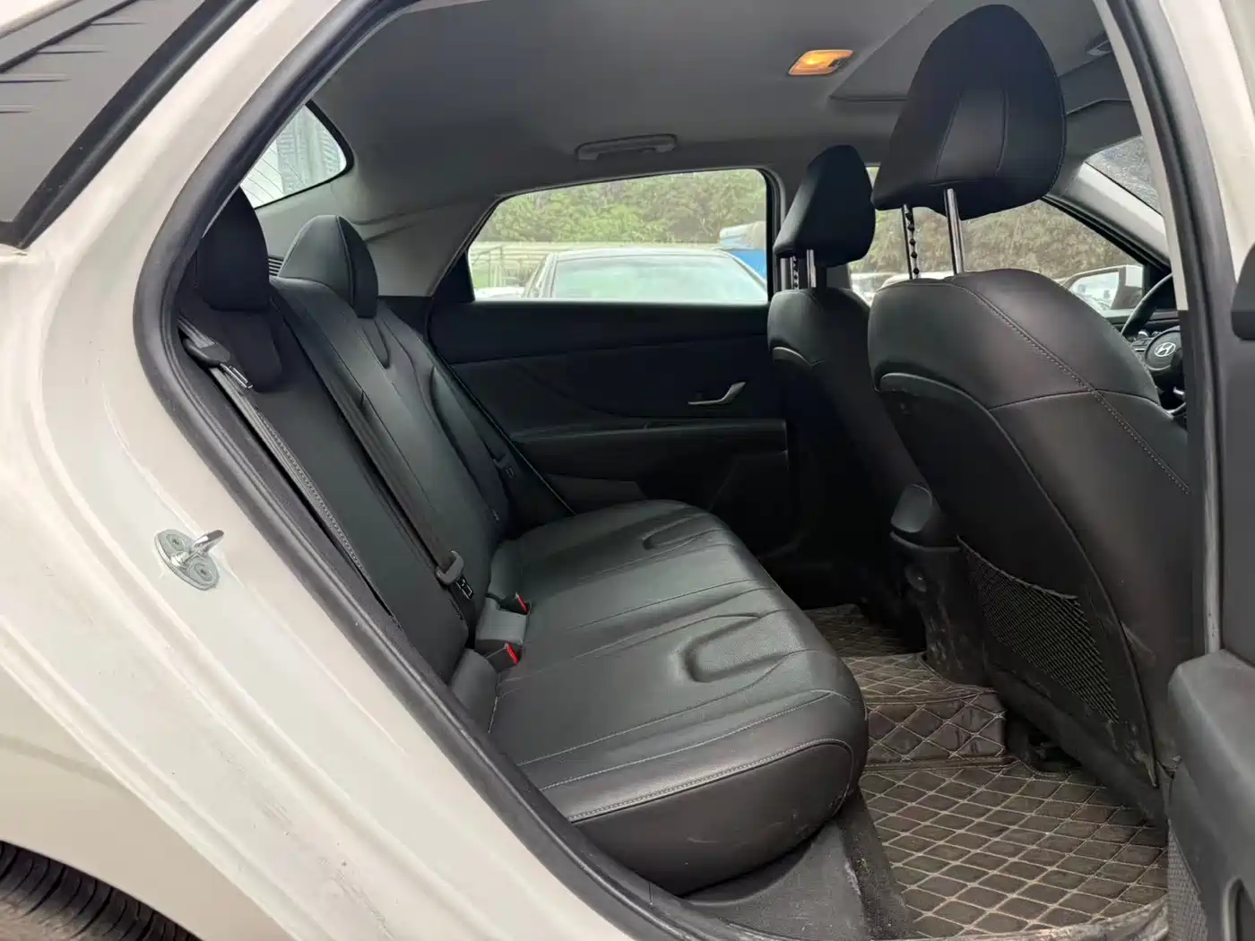 Hyundai Elantra 2021 1.5L CVT LUX Premium Edition фото 11