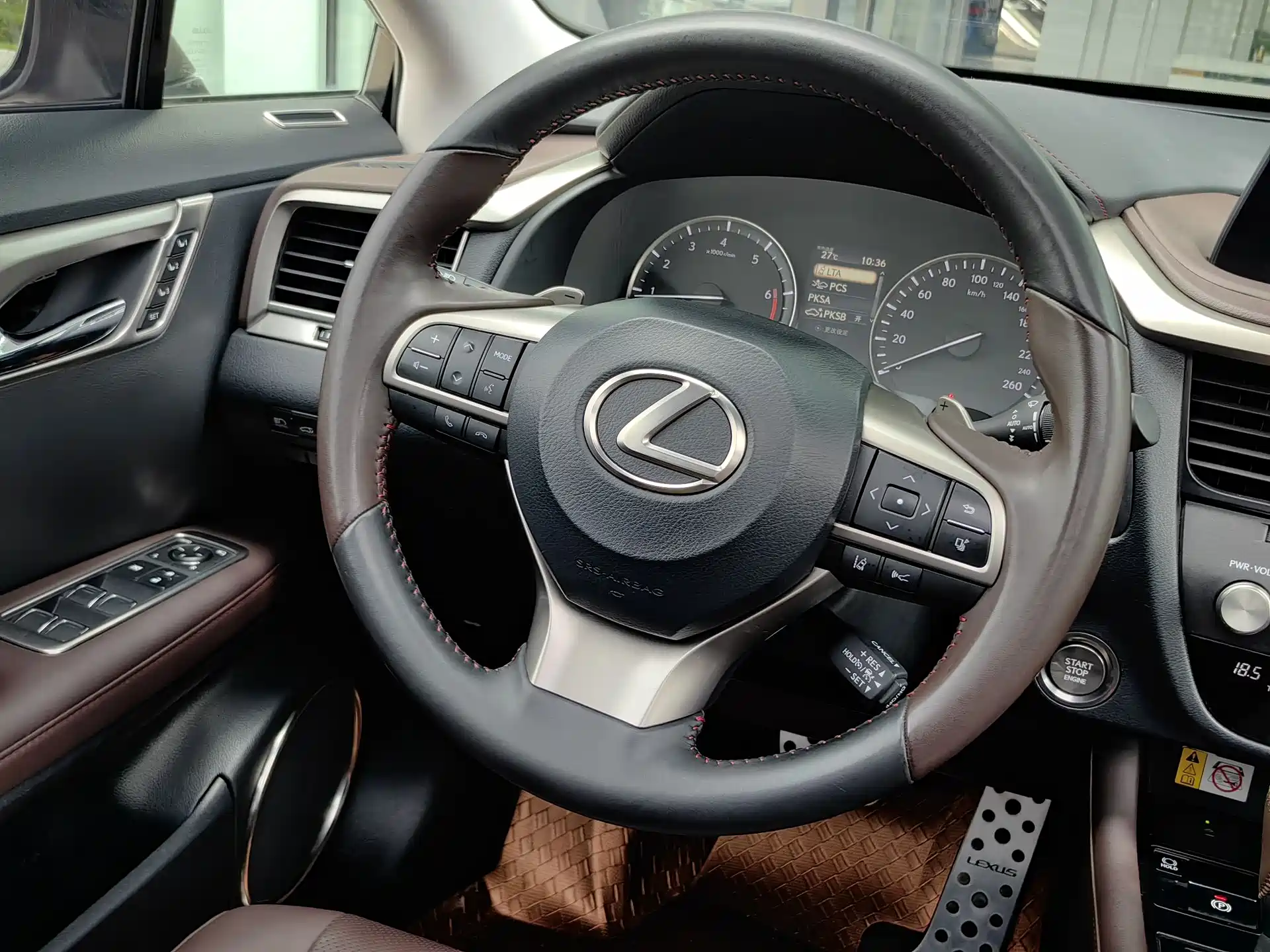Фото 13 - Lexus RX