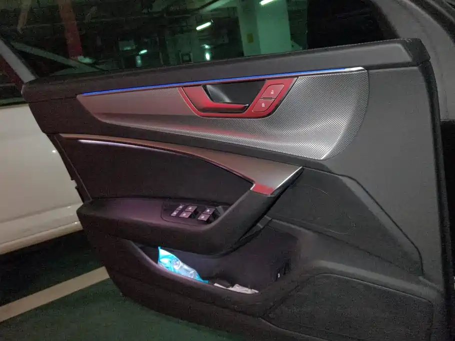 Фото 7 - Audi A6L