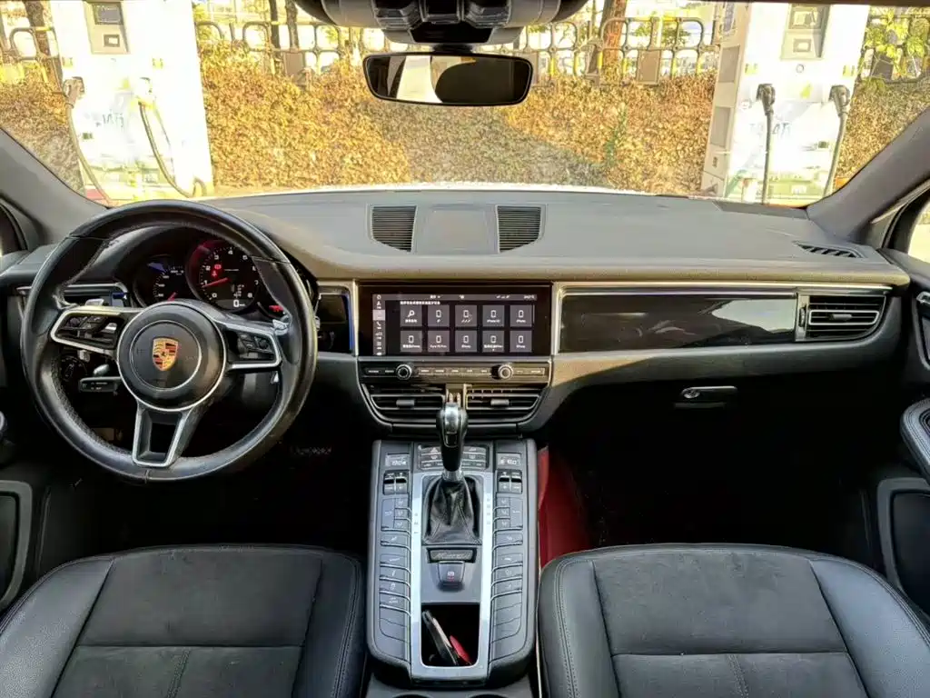 PORSCHE MACAN