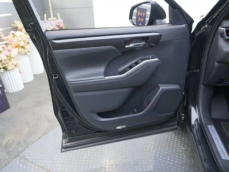 Toyota Crown Kluger 2022 2.5L HEV 4WD Premium Edition фото 12