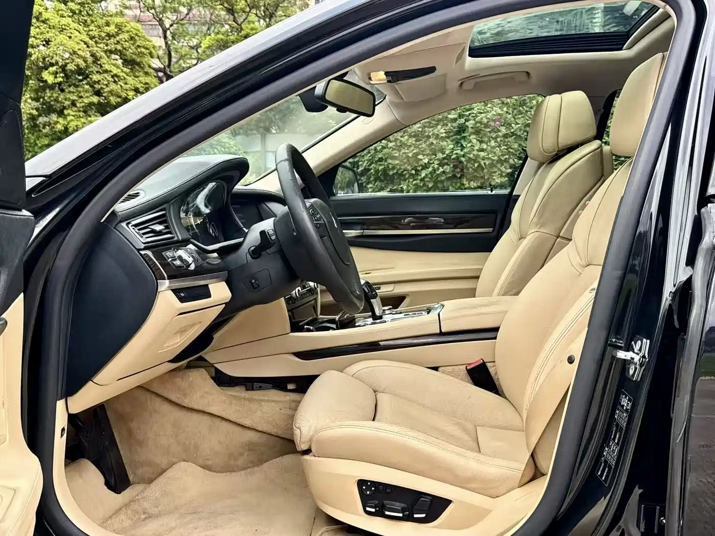 BMW 7 Series 2009 Model 740Li Leading Edition фото 4