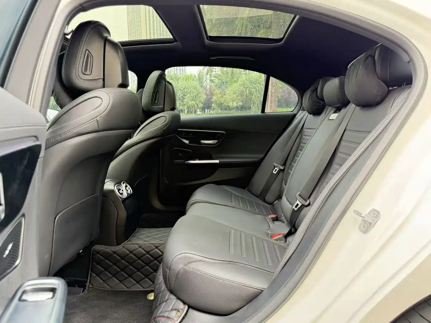 Photo 6 - Mercedes-Benz C-Class