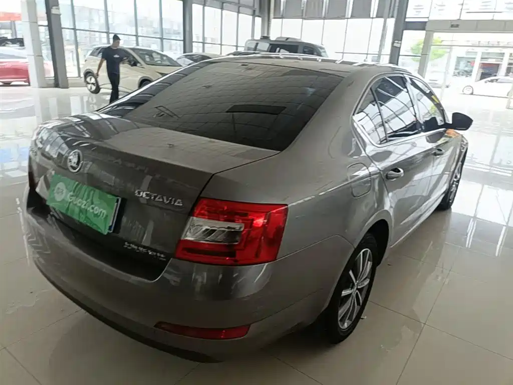 Škoda Octavia 2017 Classic 1.6L Automatic Comfort фото 7