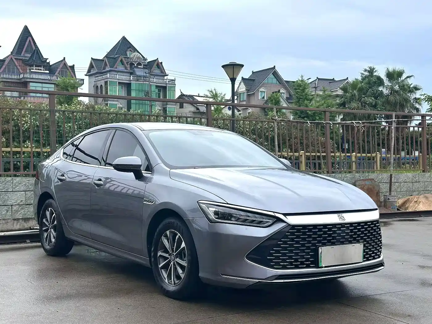BYD Qin PLUS 2023 Champion Edition DM-i 120KM Leading Type фото 3