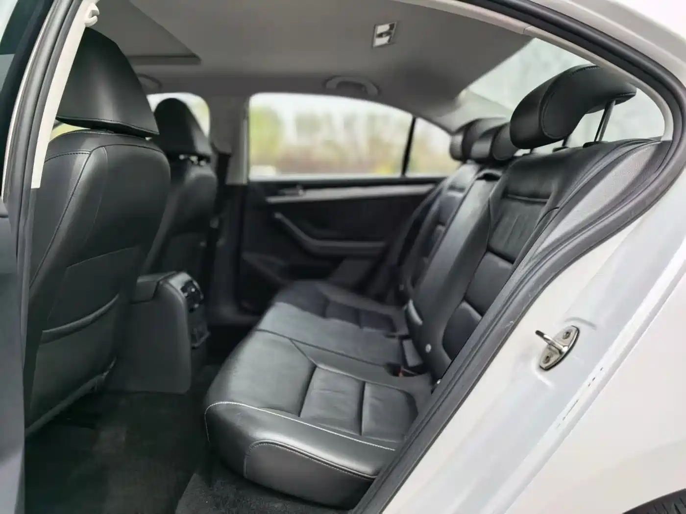 Volkswagen Sagitar 2015 1.6L Automatic Comfort фото 8