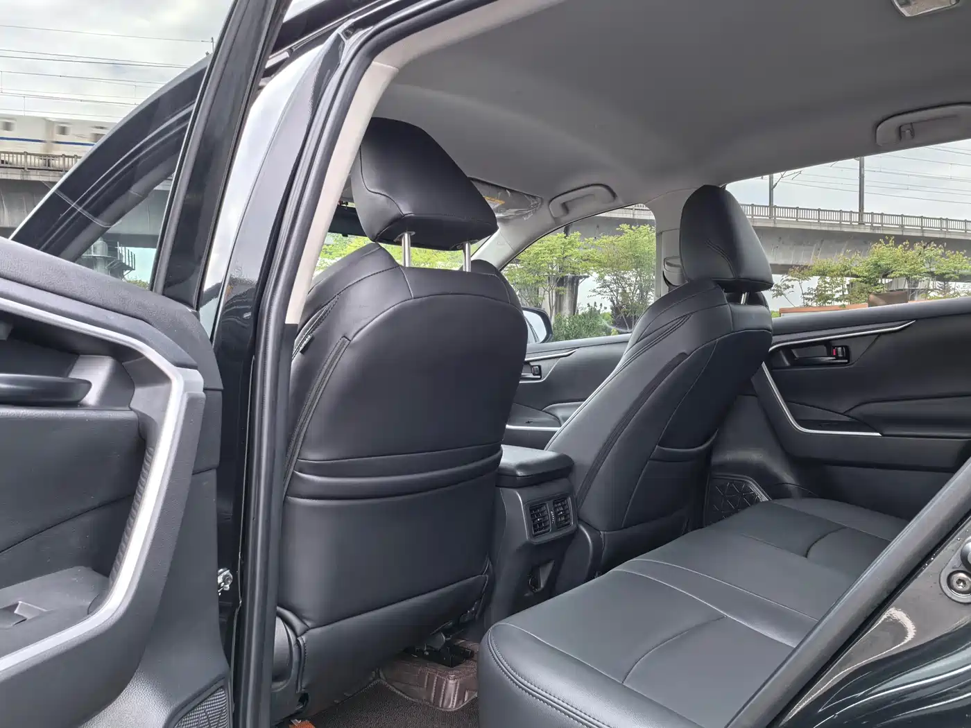 Toyota Wildlander 2023 2.0L CVT FWD LE фото 8