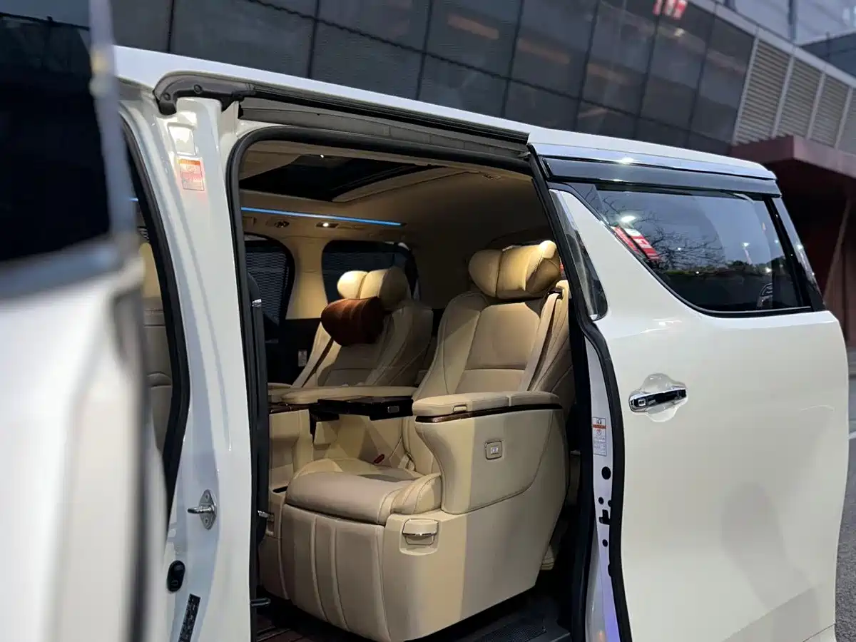 Photo 10 - Toyota Alphard