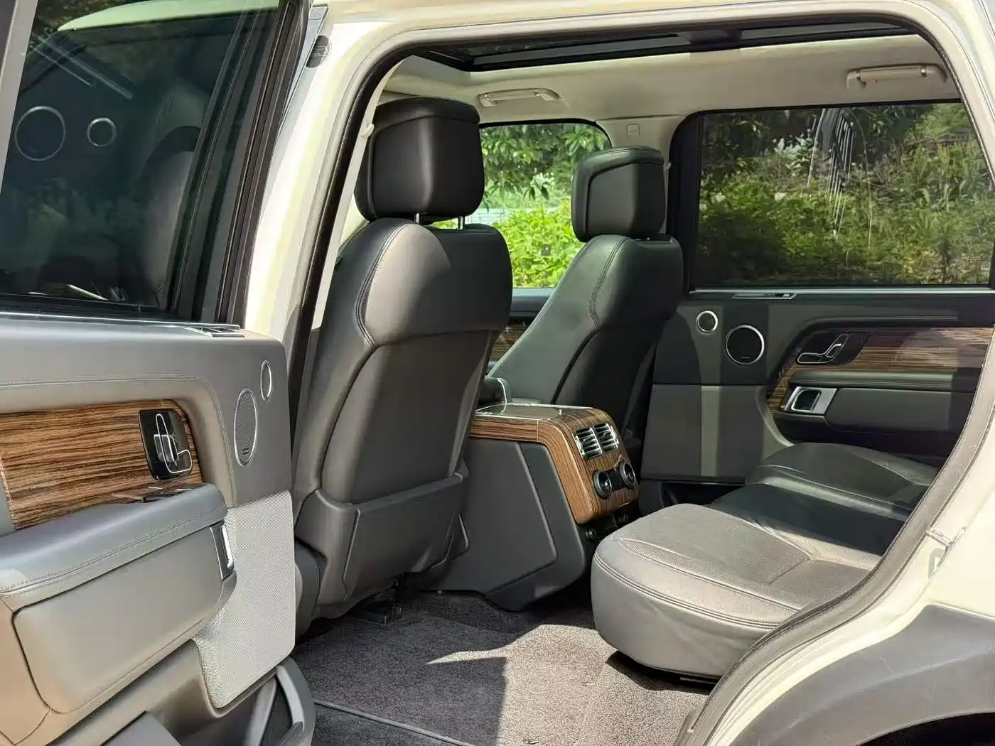 Land Rover Range Rover 2018 3.0 SC V6 Vogue SE Genesis Extended Edition фото 4