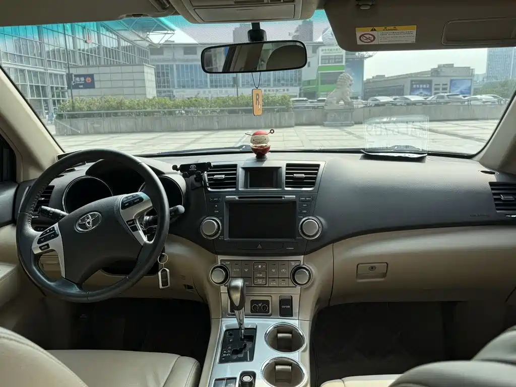 Фото 11 - Toyota Highlander
