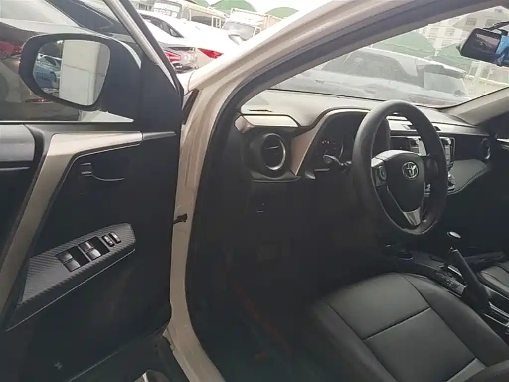 Toyota RAV4 Rongfang 2015 2.0L CVT 2WD Trend Edition фото 16