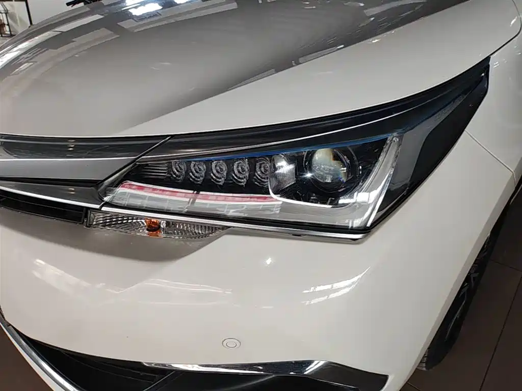 Toyota Corolla 2016 Dual Hybrid 1.8L E-CVT Elite Edition фото 24