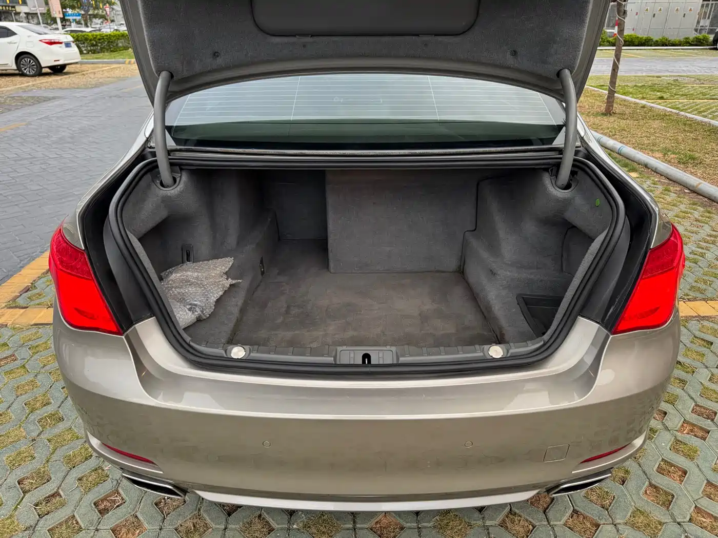 BMW 7 Series 2011 730Li Elegance фото 20