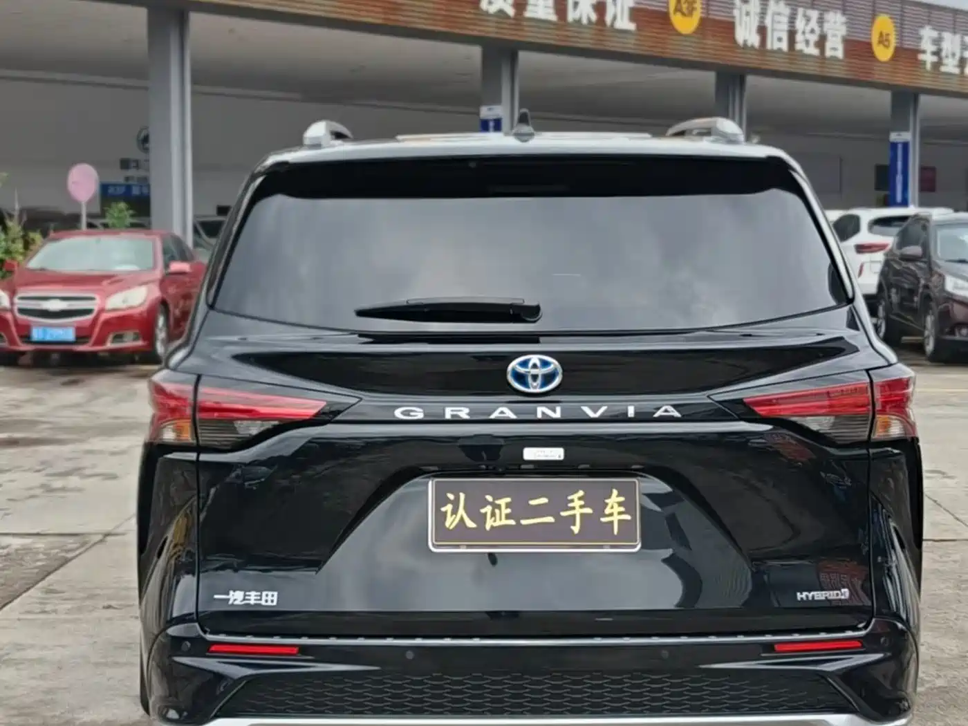 Toyota Granvia 2023 2.5L Hybrid VIP Edition фото 5