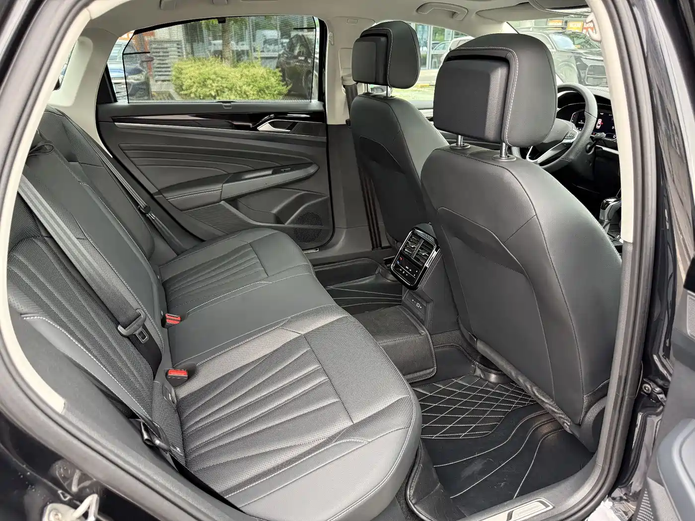 Volkswagen Passat 2025 Outstanding 380TSI Dragon Glory Edition фото 11