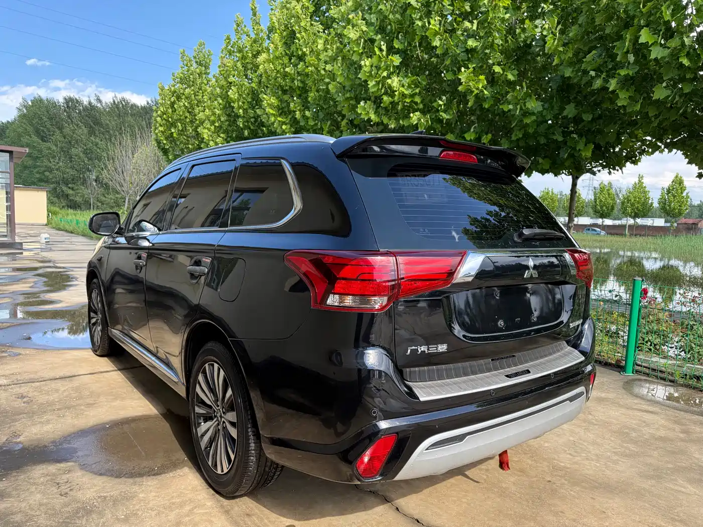 MITSUBISHI OUTLANDER
