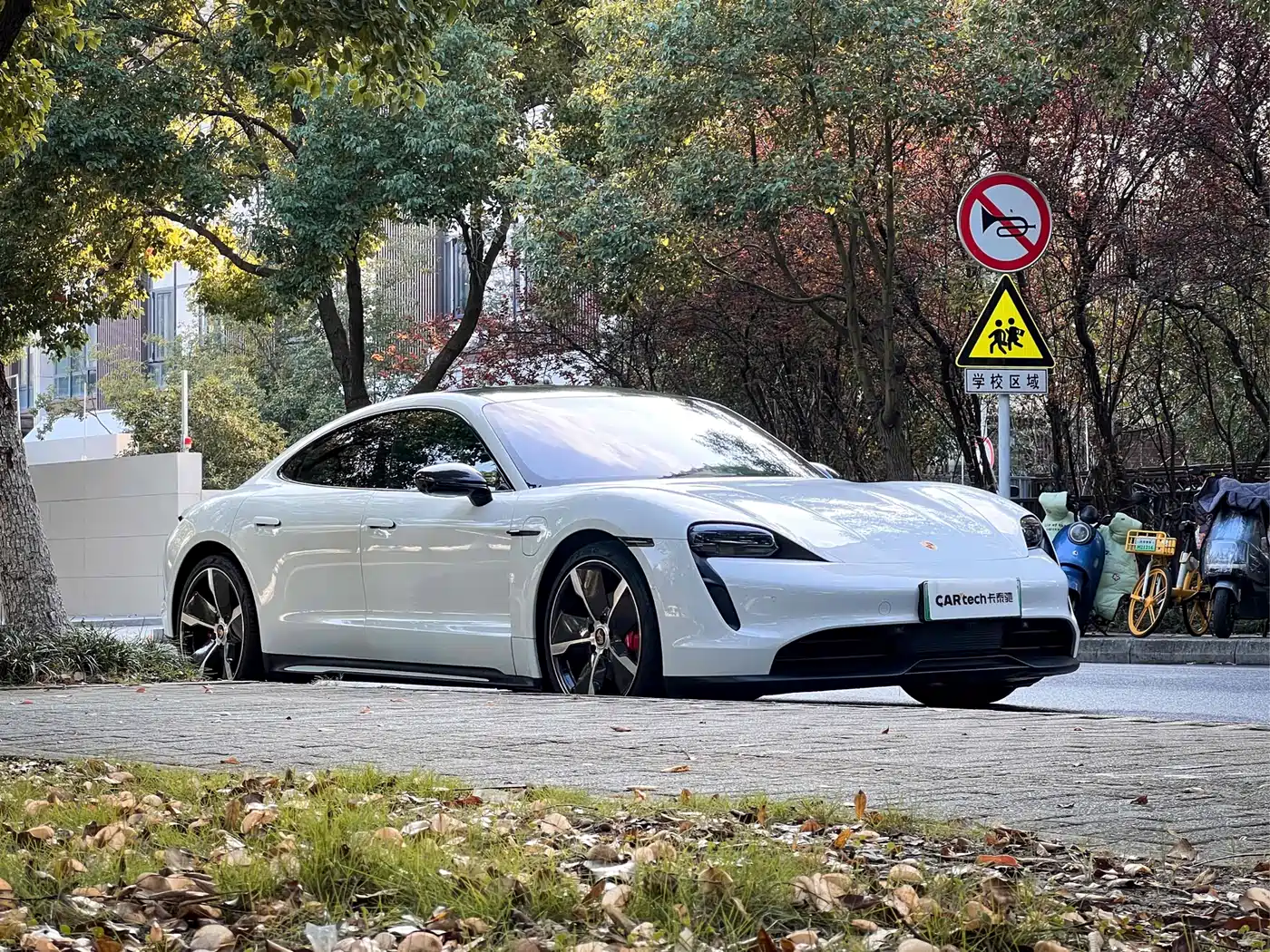 PORSCHE TAYCAN