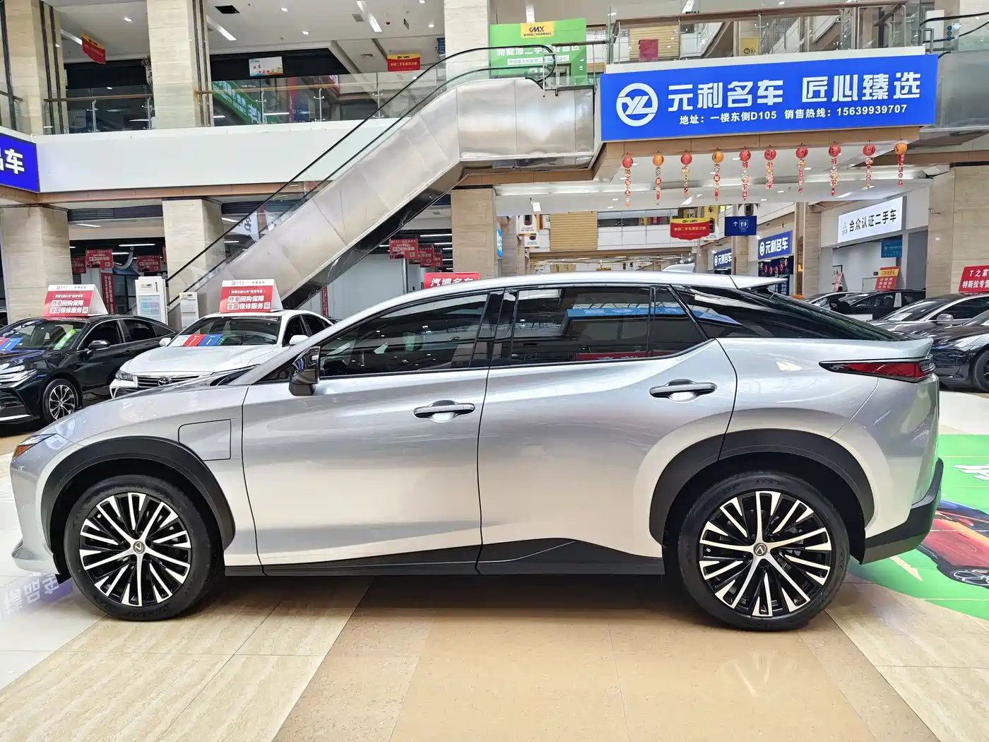Lexus RZ 2023 450e 4WD Deluxe фото 9
