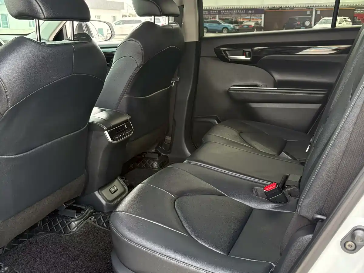 Toyota Highlander 2023 2.5L Smart Hybrid Dual Engine AWD Premium 7-Seater фото 5