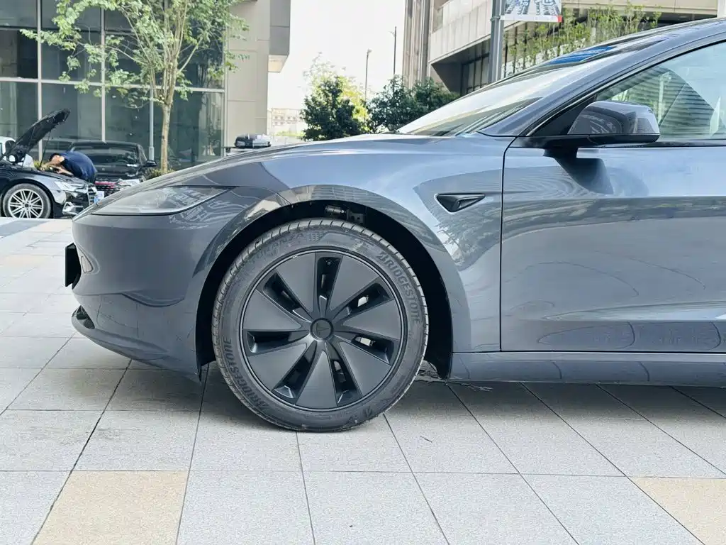 Tesla Model 3 2026 2025 Model Year Facelift Rear-Wheel Drive