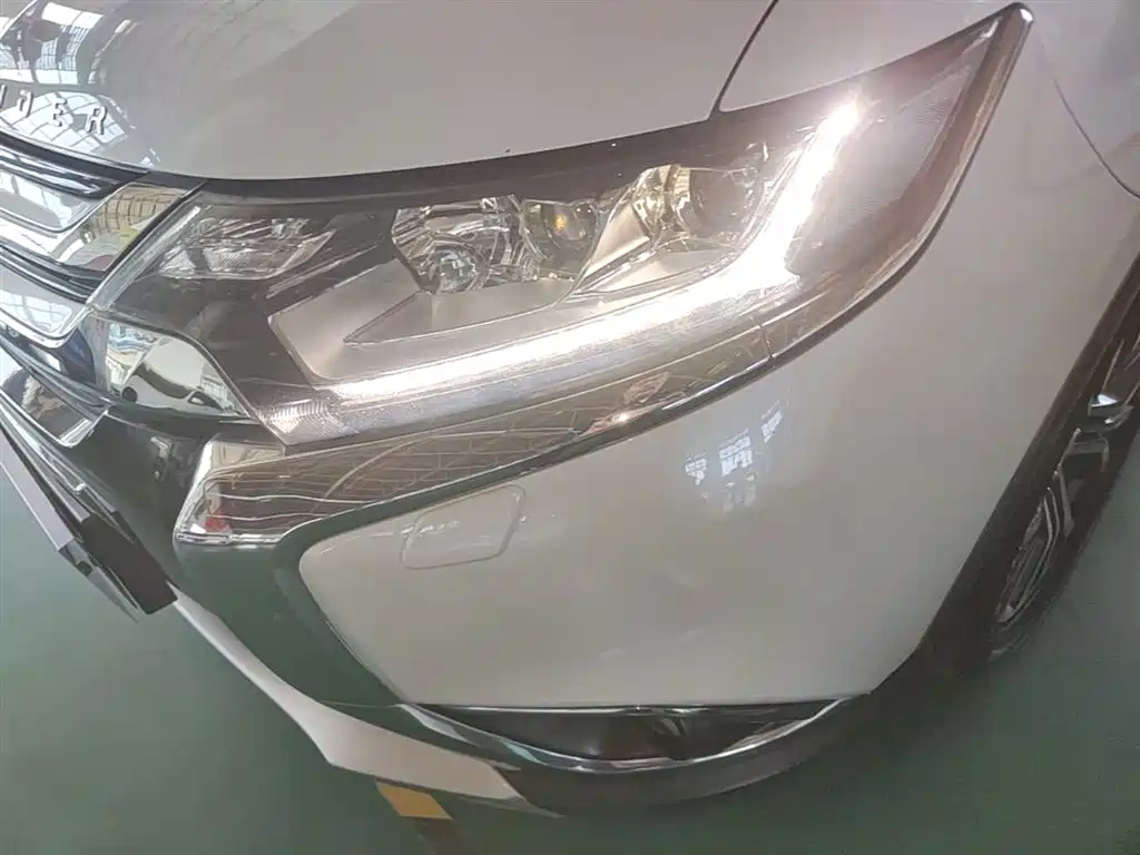 Mitsubishi Outlander 2016 2.4L 4WD Elite Edition 5-seater фото 24