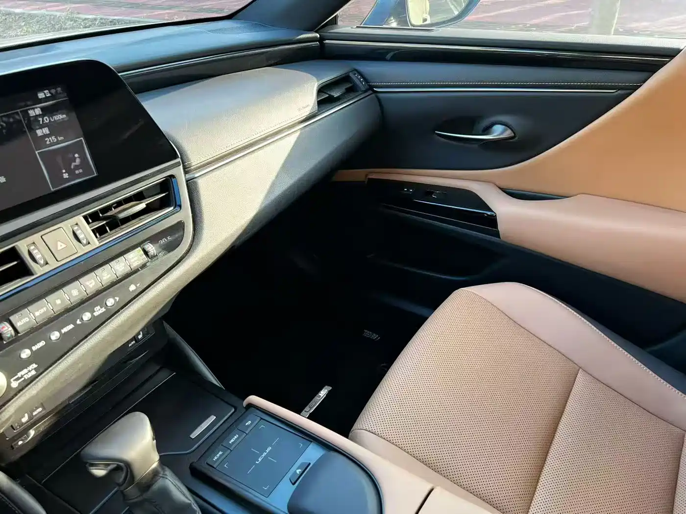 Фото 2 - Lexus ES