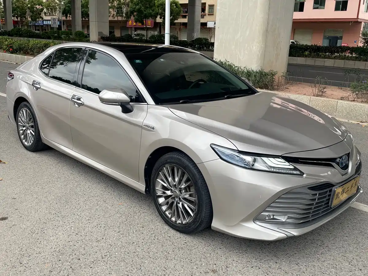 Toyota Camry 2018 Hybrid 2.5HQ Platinum фото 3