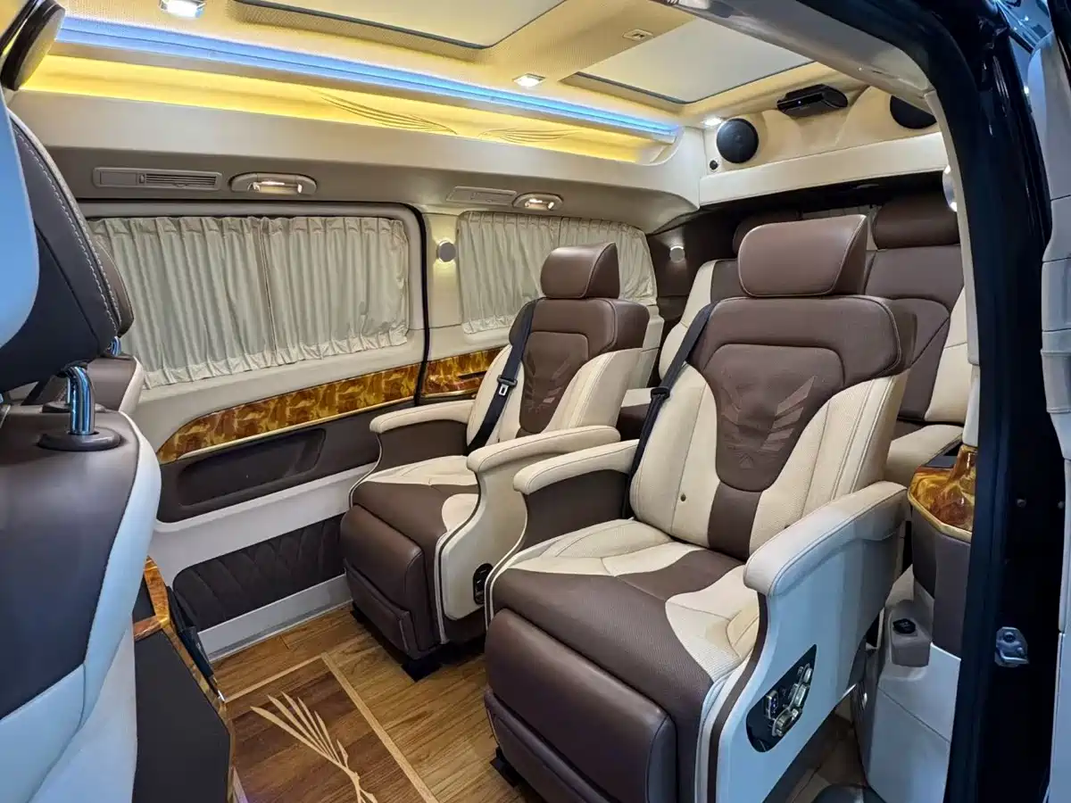 Mercedes-Benz V-Class 2017 Model V 260 L Premium Extended Edition фото 4