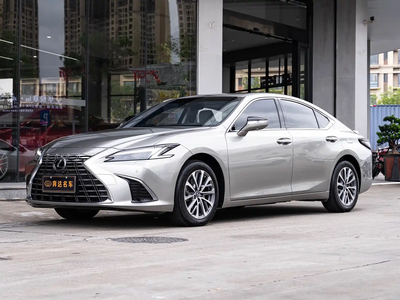 Lexus ES 2025 300h Ultimate Edition