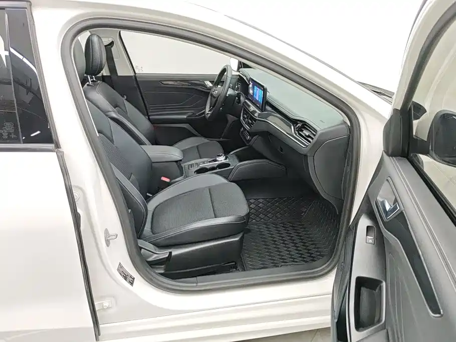 Фото 8 - Ford Focus