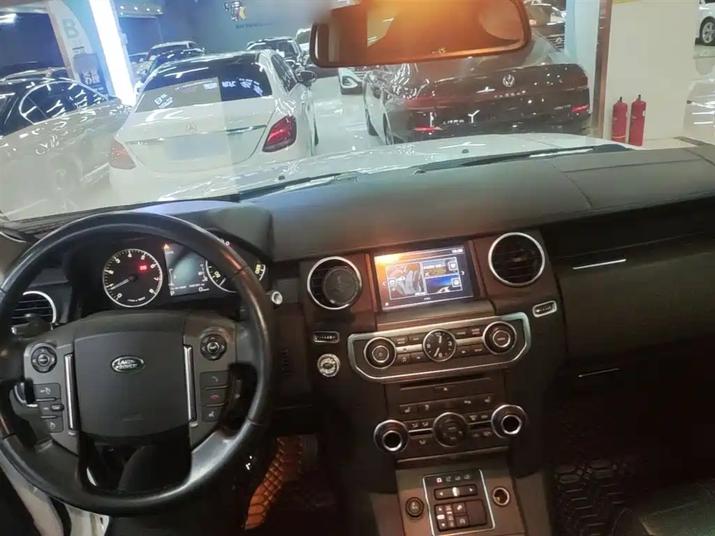 Land Rover Discovery 2015 3.0 SC V6 SE фото 10