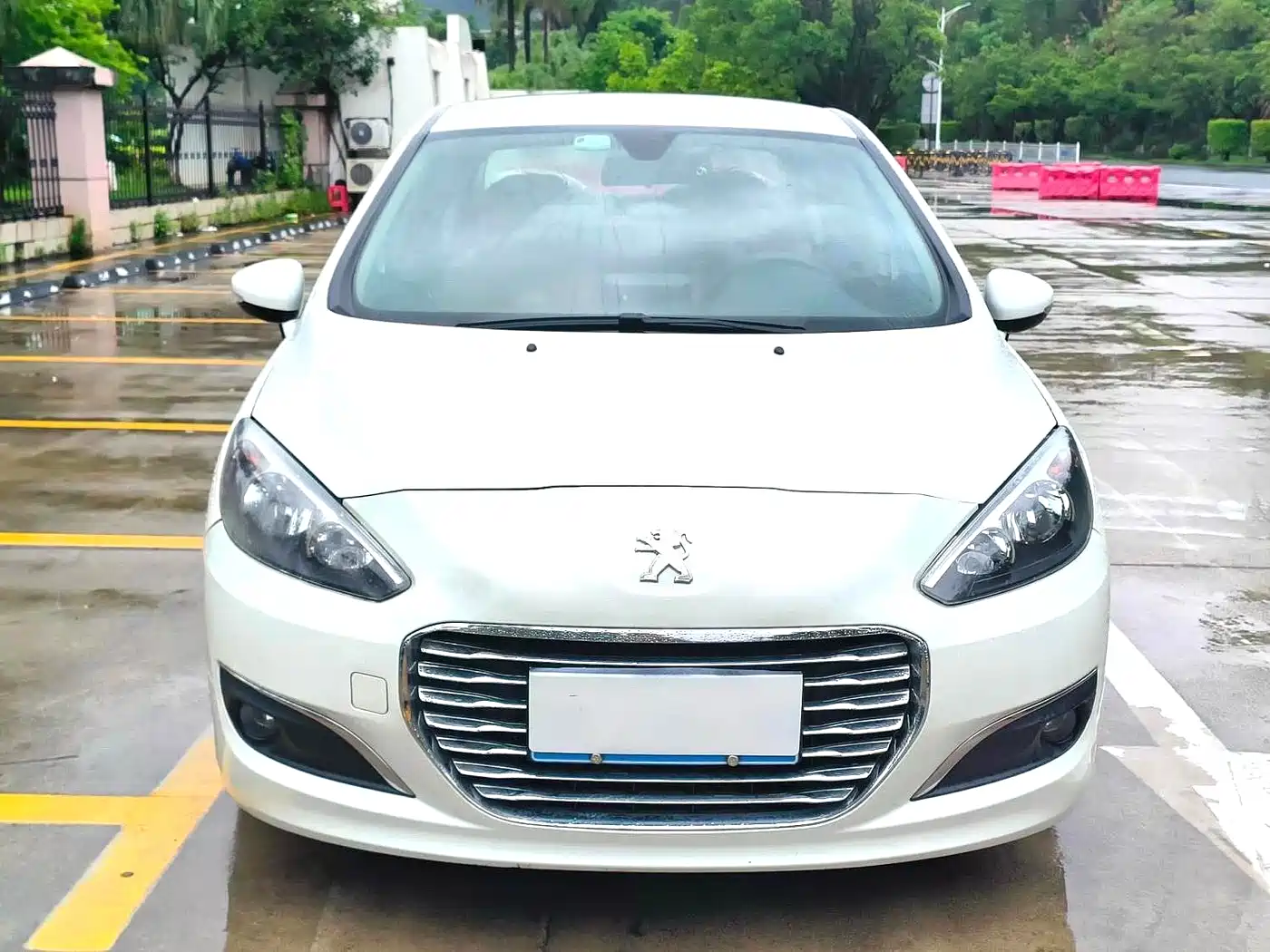 Peugeot 308 2014 Model Joy Edition Classic 1.6L Automatic Superior Style фото 2