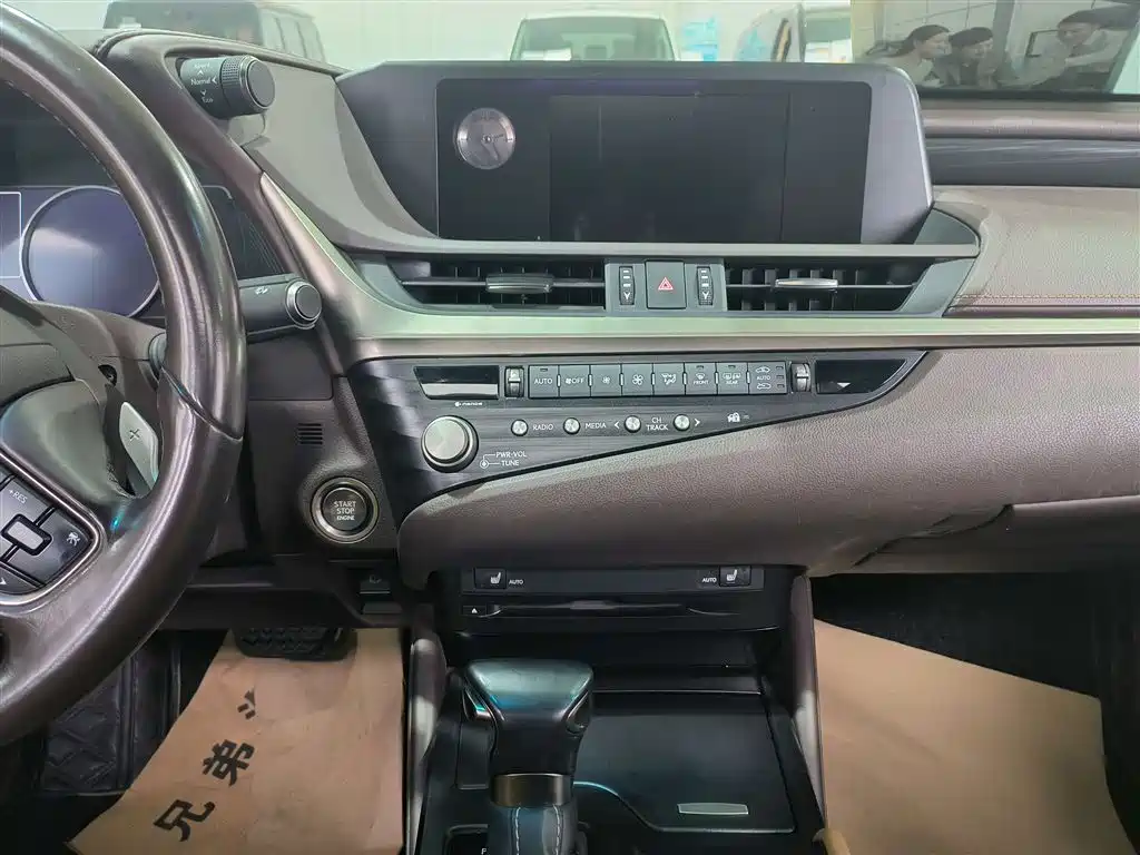 Lexus ES 2020 200 Excellence фото 12